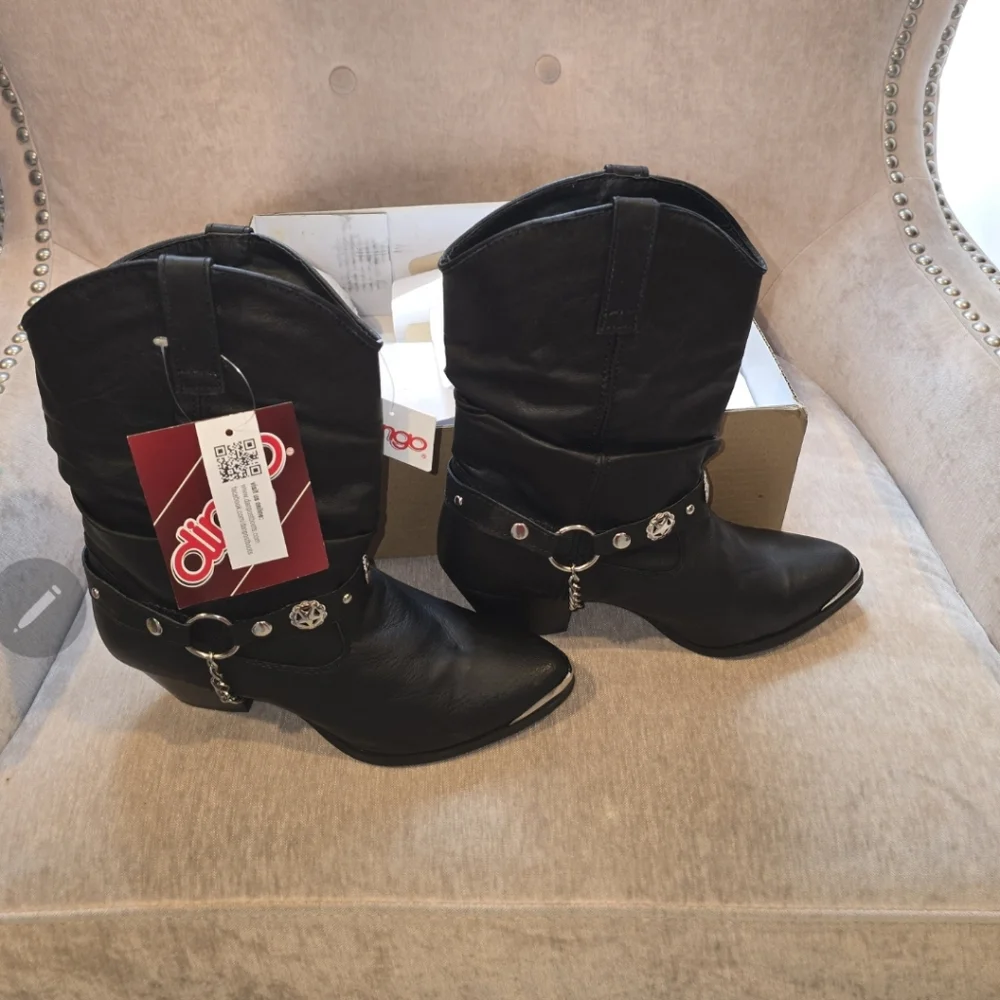NWT Cowgirl Boots - Picture 2 of 3